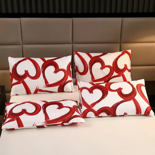 Bedding set with red hearts pattern made of polyester