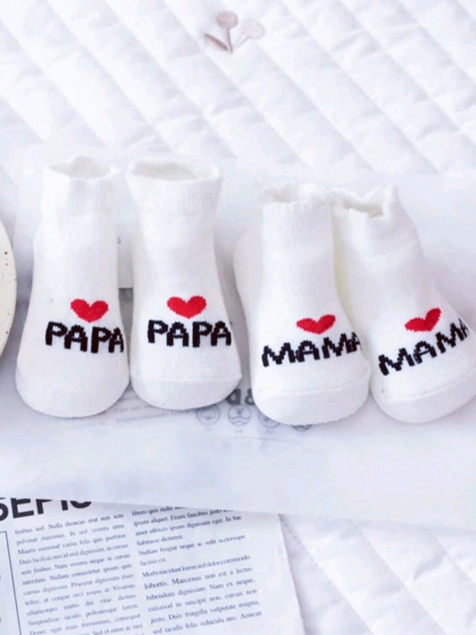 Set of baby socks "Mama" and "Papa" decorated with hearts