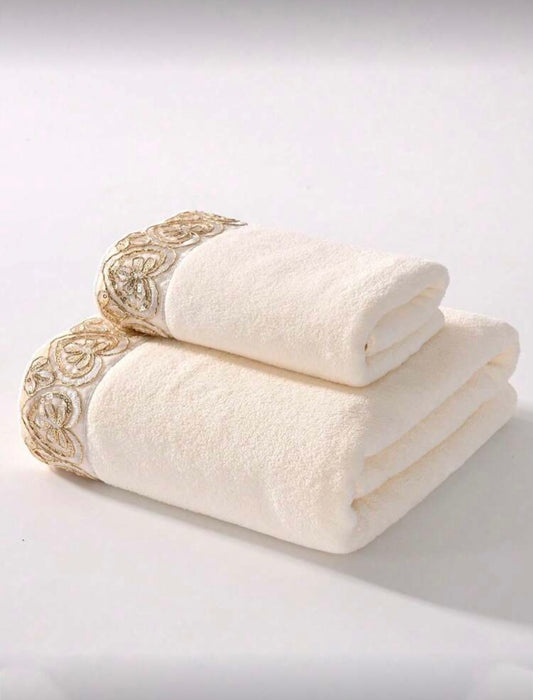 Vonios rankšluosčiai su elegantiška siuvinėta juostele