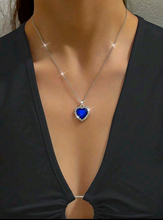 Великолепное ожерелье с подвеской в форме сердца