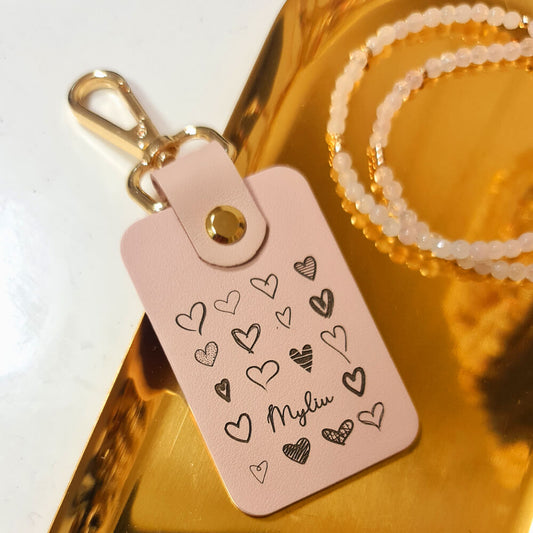 Natūralios odos  raktų pakabukas  su širdelėmis Myliu