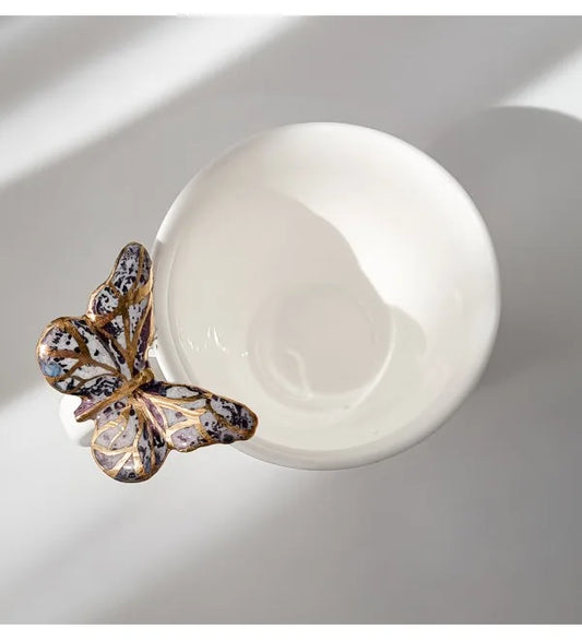 Puodelis su drugeliu