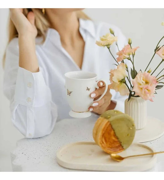 Puodelis su drugeliais