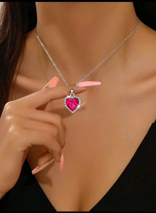 Великолепное ожерелье с подвеской в форме сердца