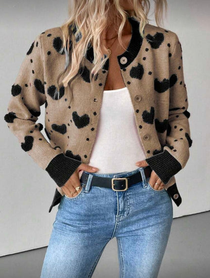 Moteriškas megztinis su širdelių raštu