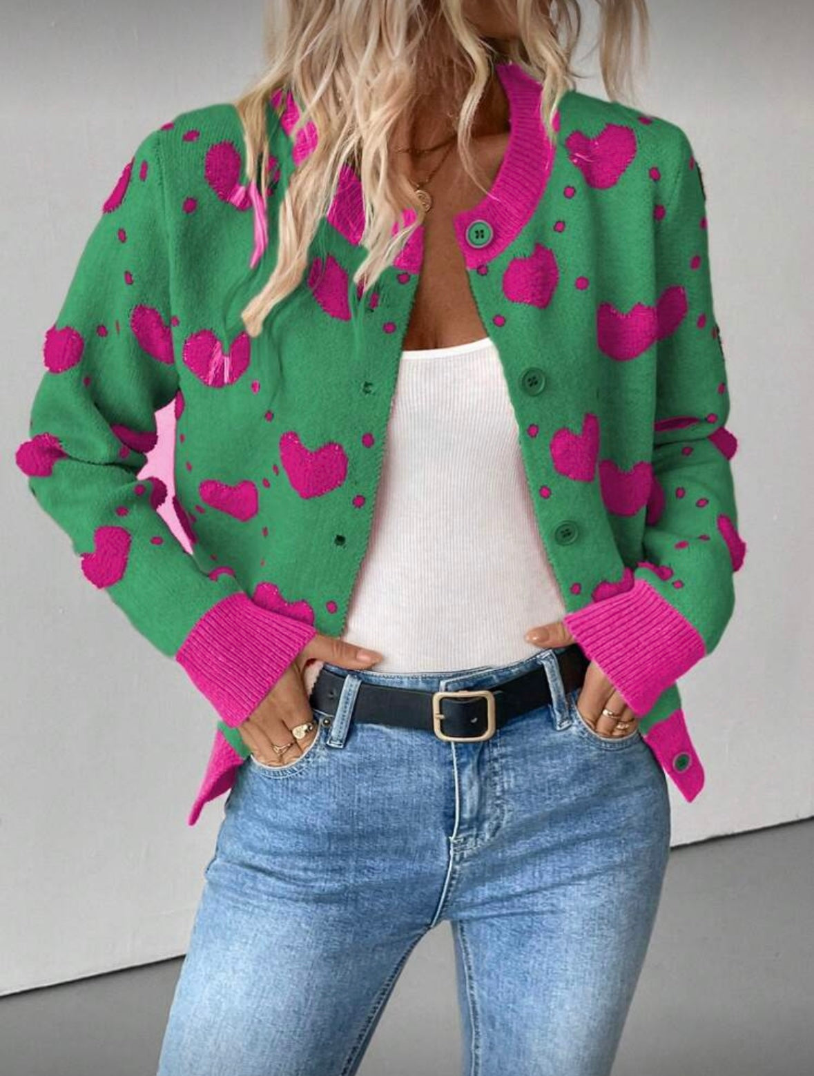 Moteriškas megztinis su širdelių raštu