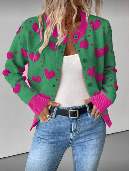 Moteriškas megztinis su širdelių raštu