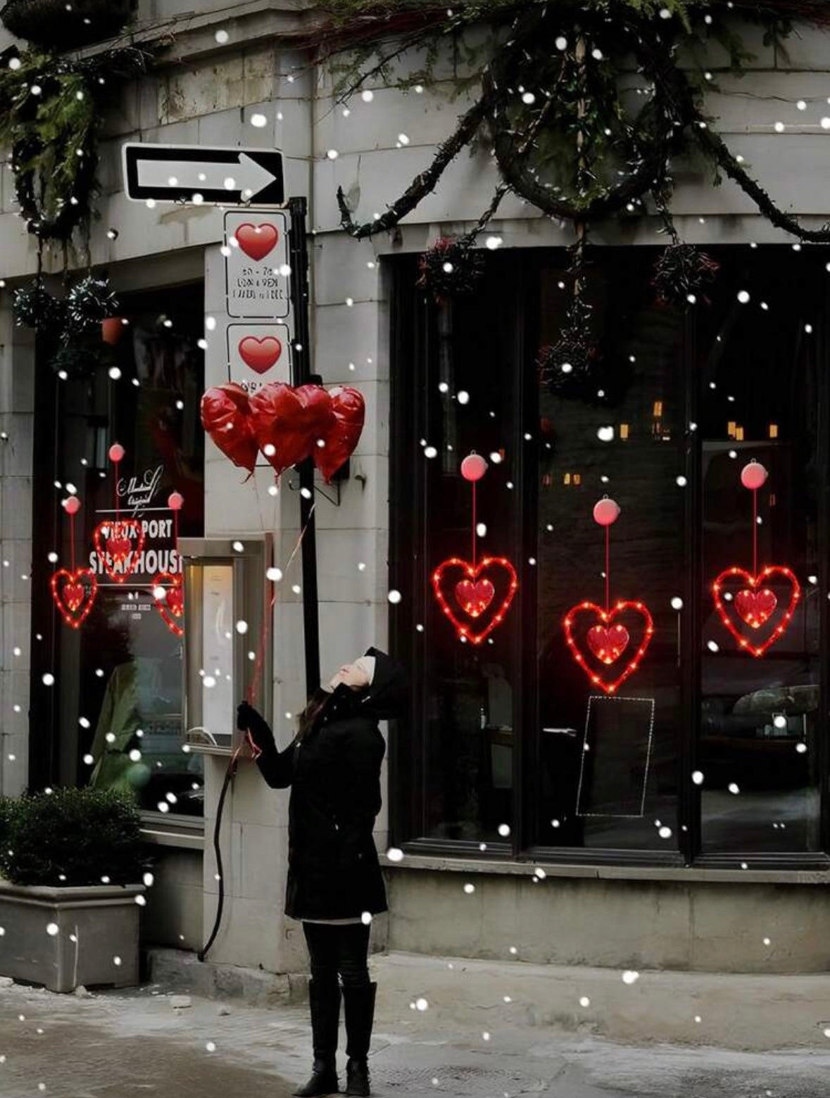 LED šviečiančios širdelės – romantiška lango dekoracija