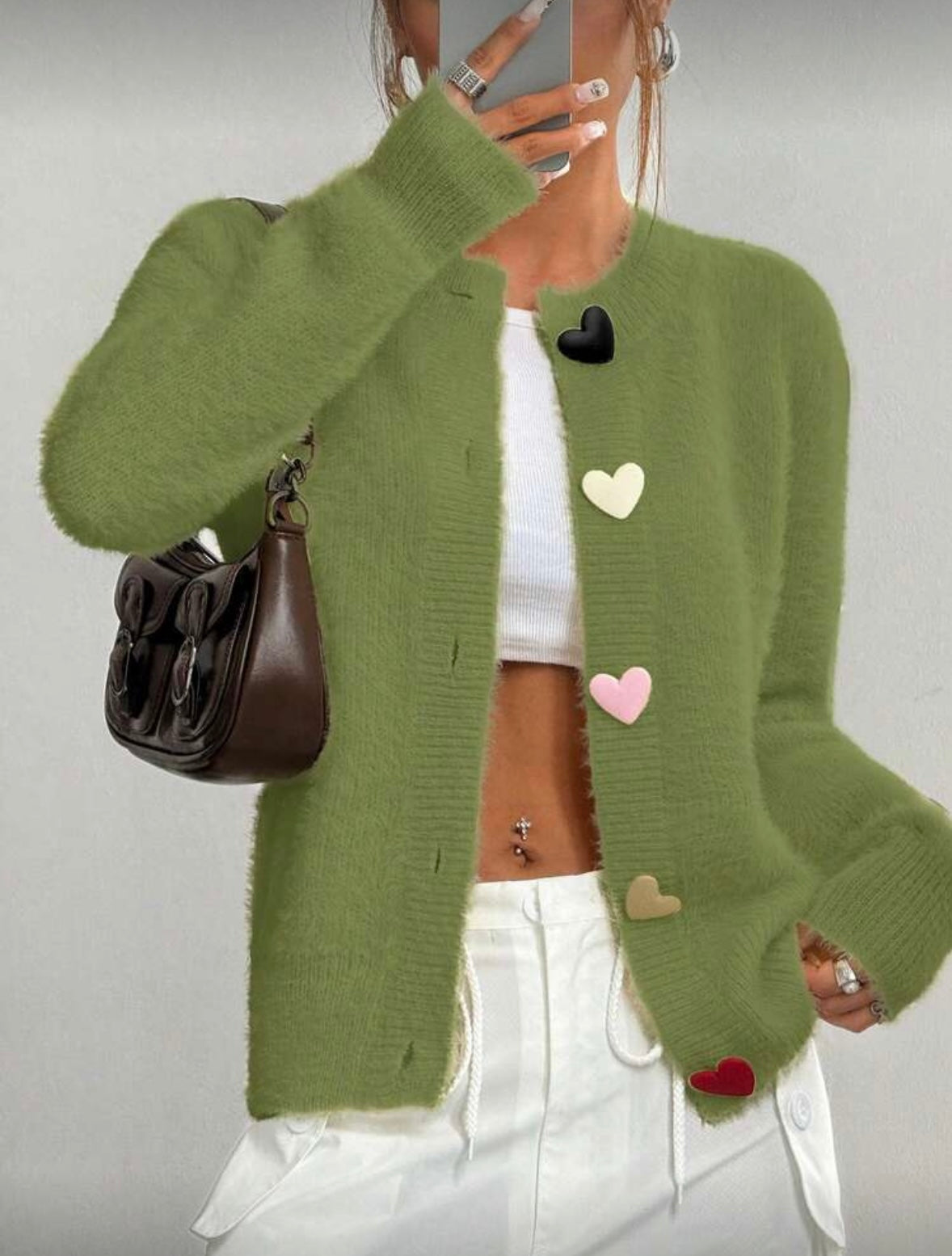 Moteriškas pūkuotas megztinis su spalvotomis širdelės formos sagomis