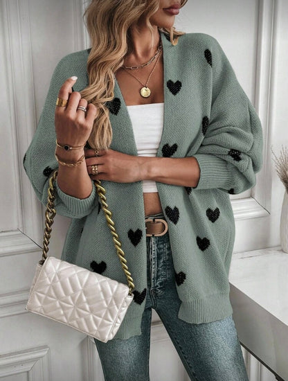 Moteriškas megztas kardiganas su širdelių raštu