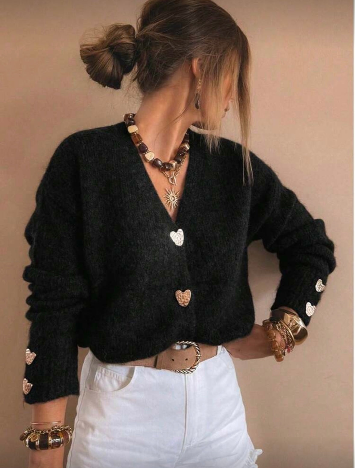 Moteriškas megztinis su širdelės formos sagomis