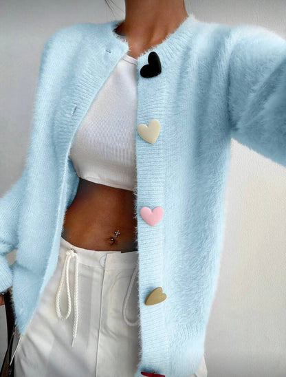 Moteriškas pūkuotas megztinis su spalvotomis širdelės formos sagomis