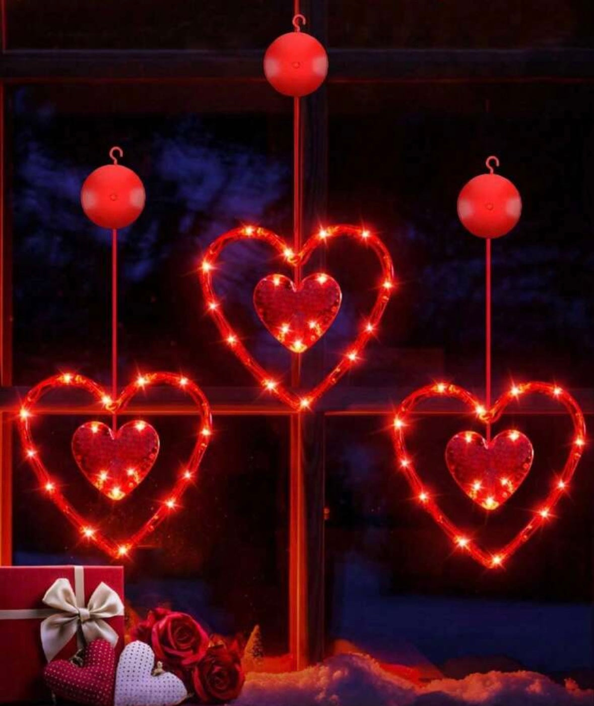 LED šviečiančios širdelės – romantiška lango dekoracija