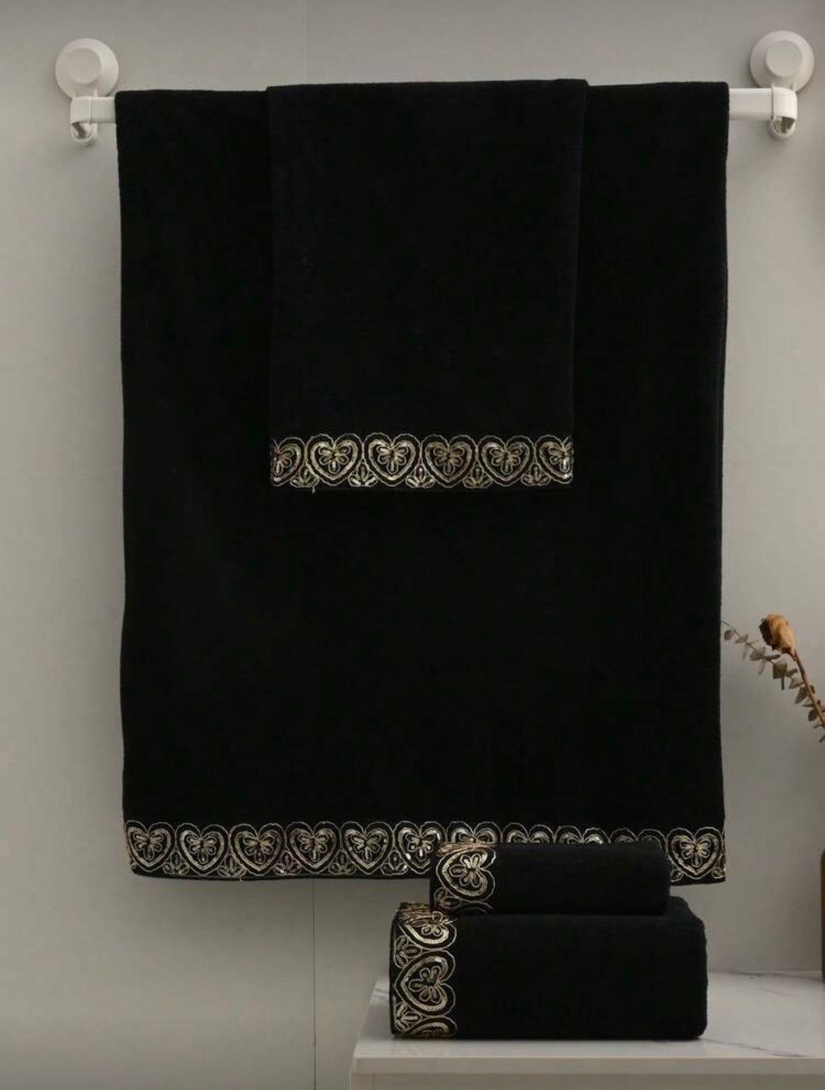 Vonios rankšluosčiai su elegantiška siuvinėta juostele