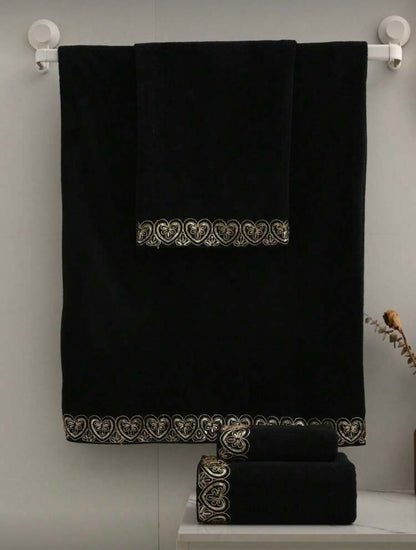 Vonios rankšluosčiai su elegantiška siuvinėta juostele