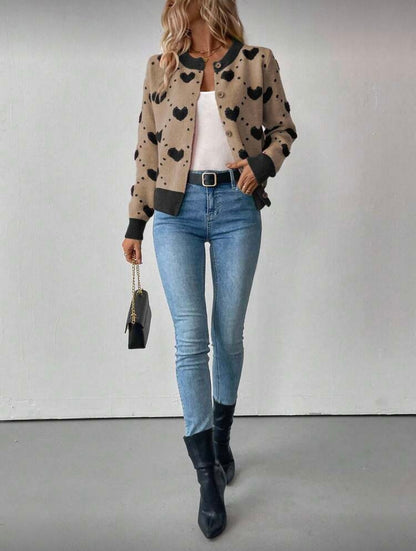 Moteriškas megztinis su širdelių raštu