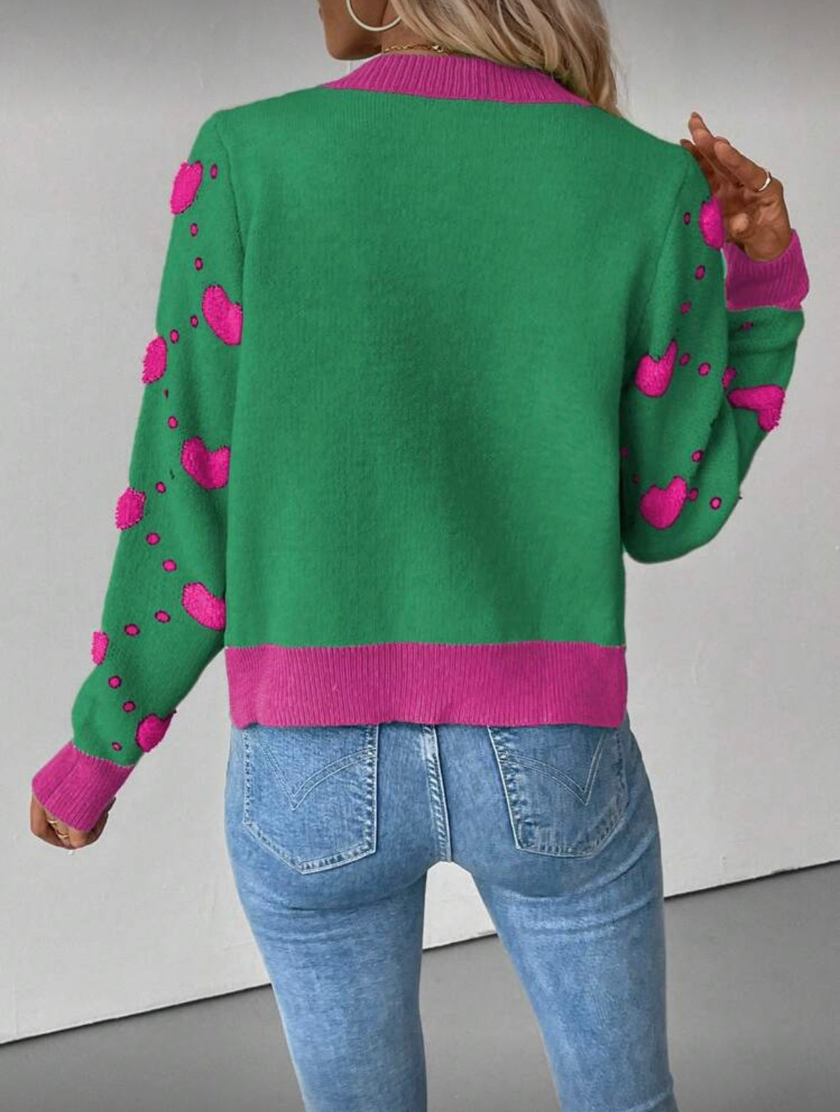 Moteriškas megztinis su širdelių raštu