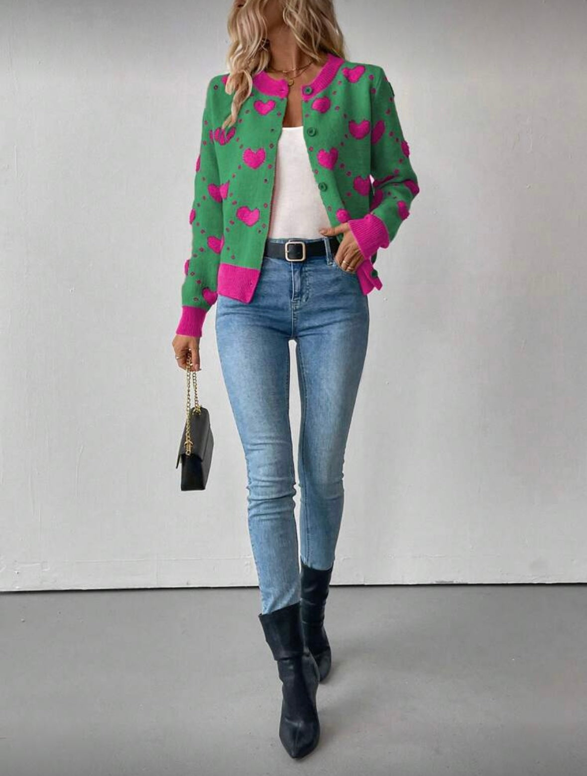 Moteriškas megztinis su širdelių raštu