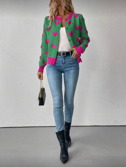 Moteriškas megztinis su širdelių raštu