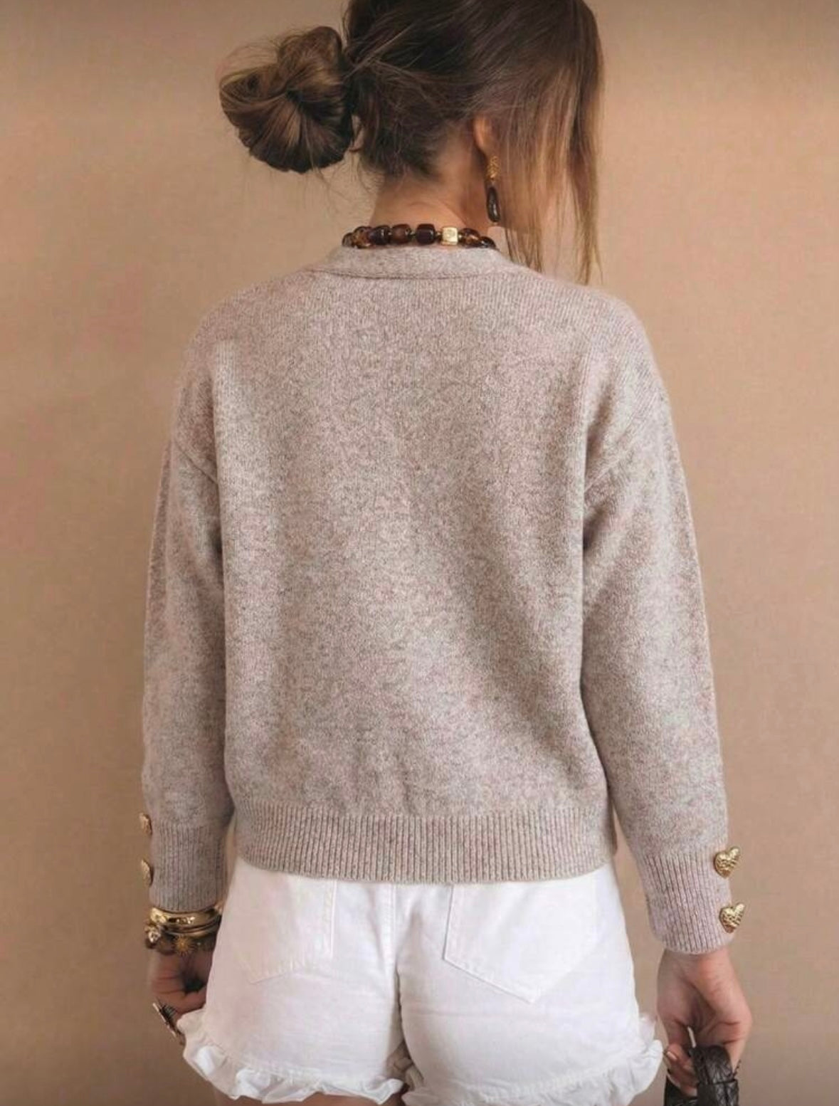 Moteriškas megztinis su širdelės formos sagomis