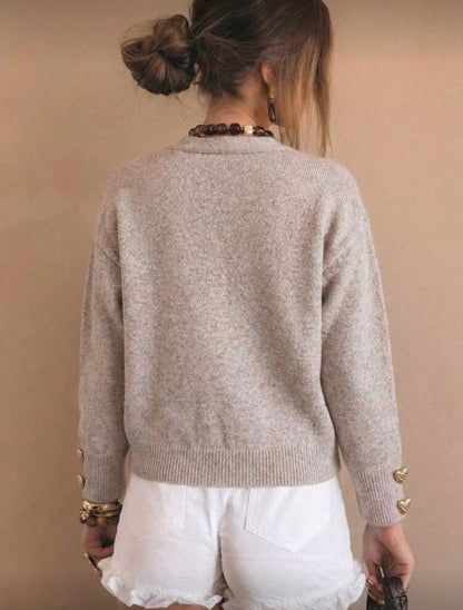 Moteriškas megztinis su širdelės formos sagomis