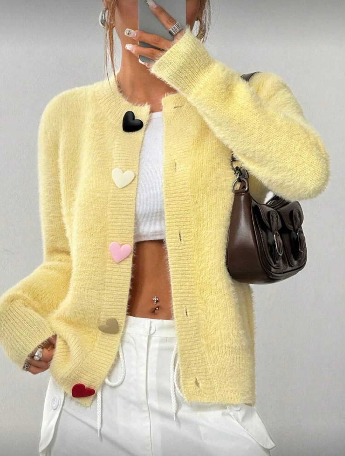 Moteriškas pūkuotas megztinis su spalvotomis širdelės formos sagomis