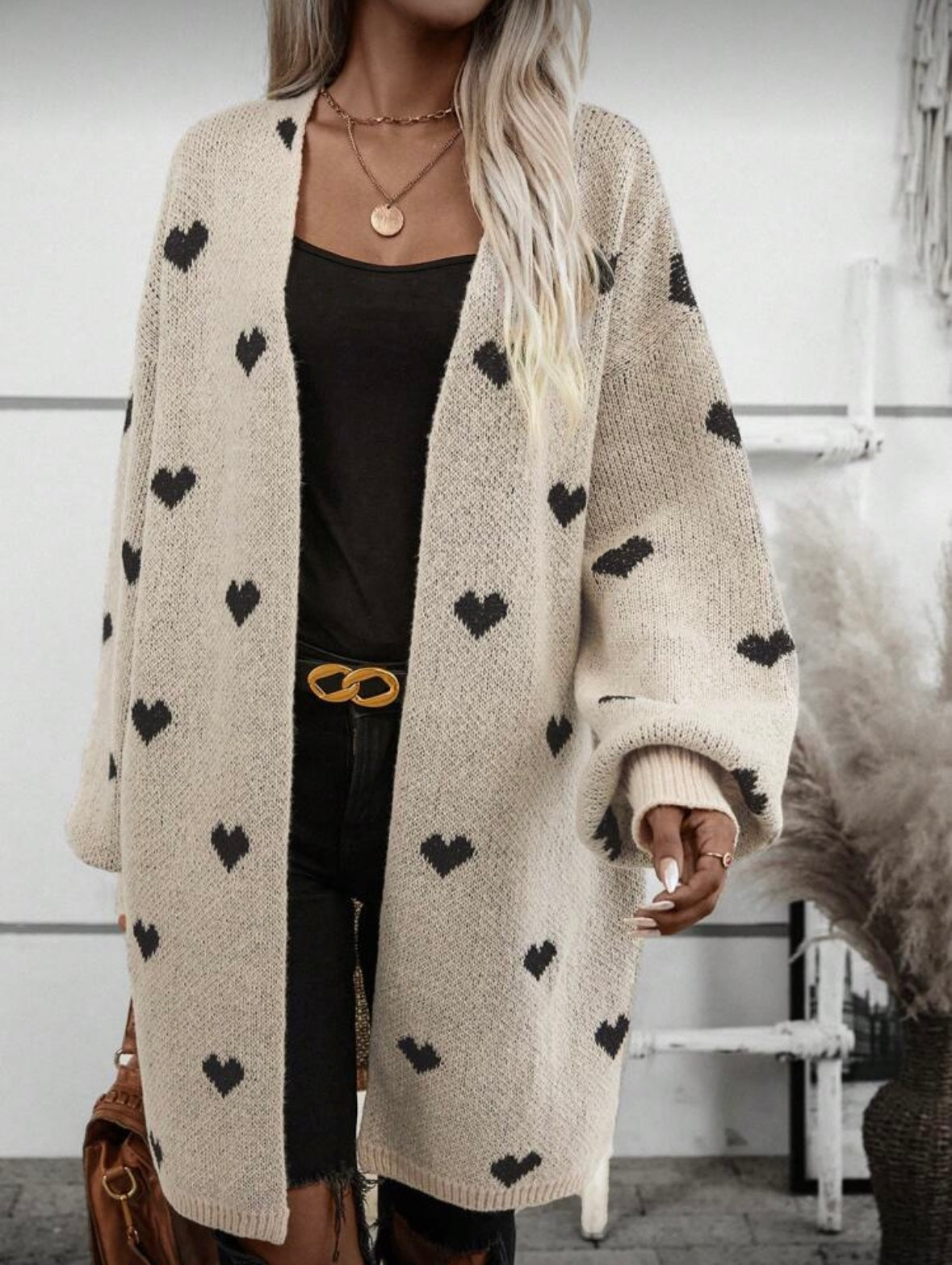 Ilgas moteriškas kardiganas su širdelių raštu