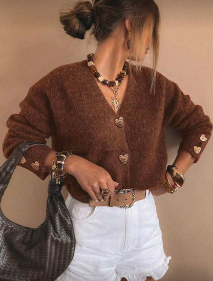 Moteriškas megztinis su širdelės formos sagomis