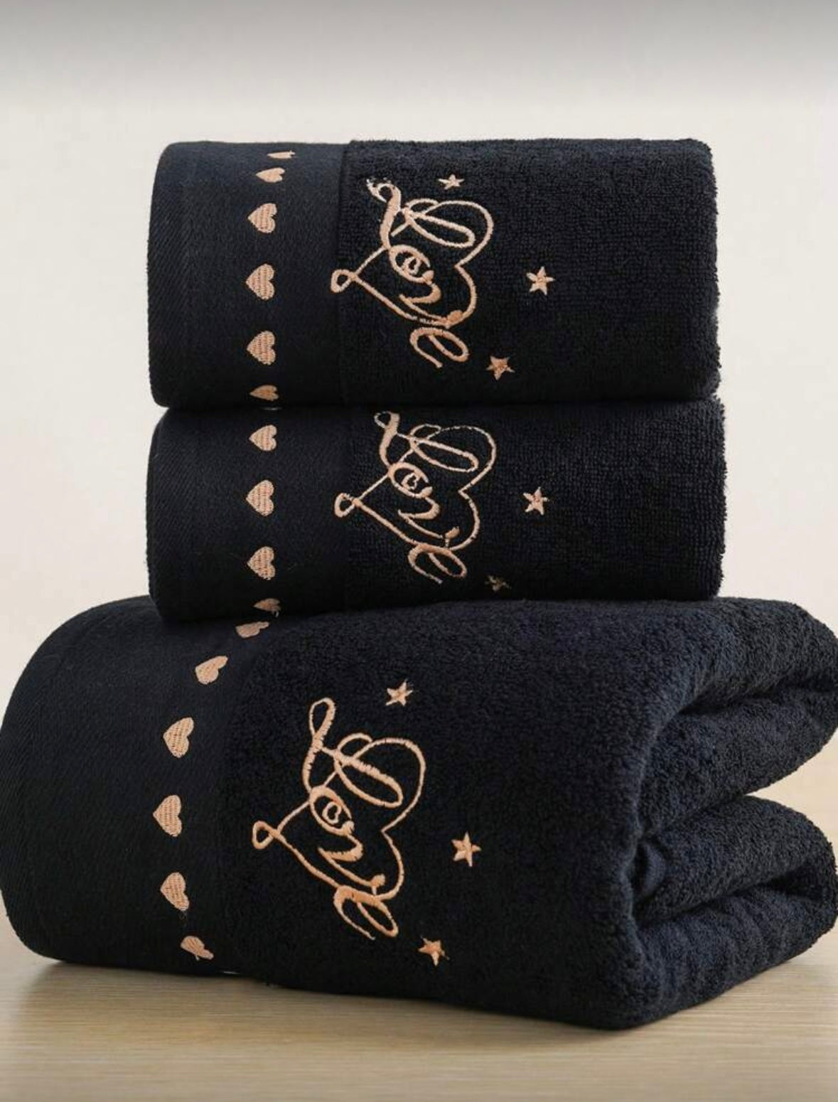 Prabangūs rankšluosčių rinkiniai su „Love“ siuvinėjimu