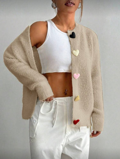 Moteriškas pūkuotas megztinis su spalvotomis širdelės formos sagomis