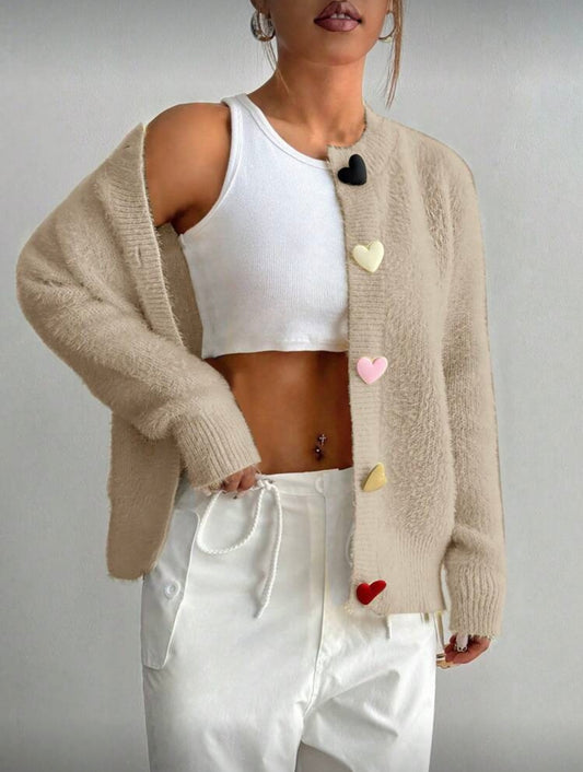 Moteriškas pūkuotas megztinis su spalvotomis širdelės formos sagomis