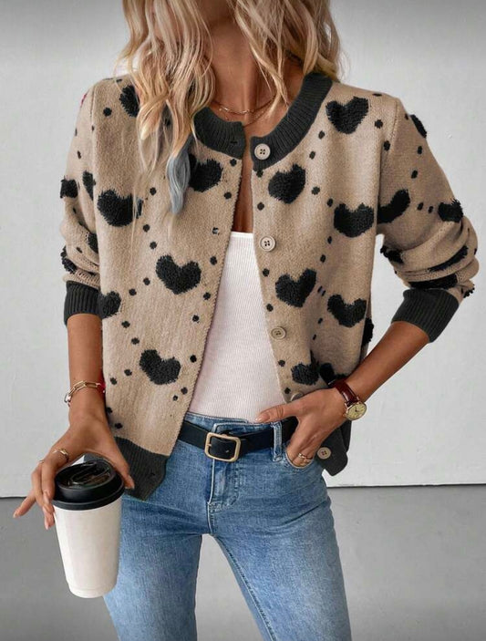 Moteriškas megztinis su širdelių raštu