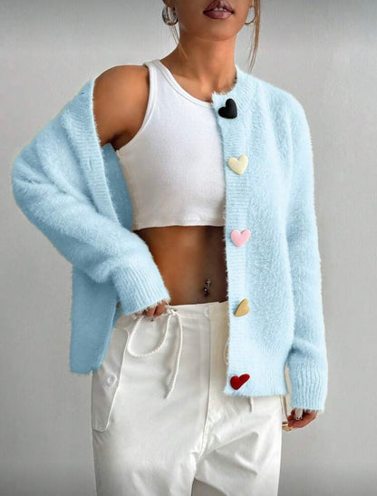 Moteriškas pūkuotas megztinis su spalvotomis širdelės formos sagomis