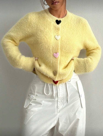 Moteriškas pūkuotas megztinis su spalvotomis širdelės formos sagomis