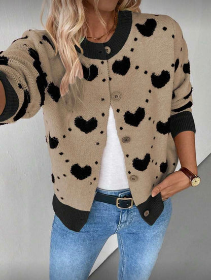 Moteriškas megztinis su širdelių raštu