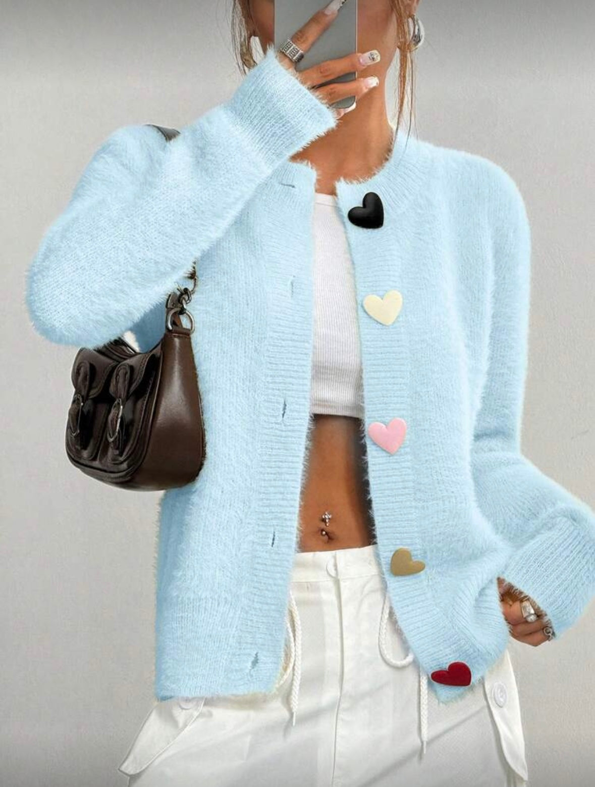 Moteriškas pūkuotas megztinis su spalvotomis širdelės formos sagomis