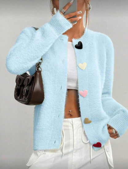 Moteriškas pūkuotas megztinis su spalvotomis širdelės formos sagomis