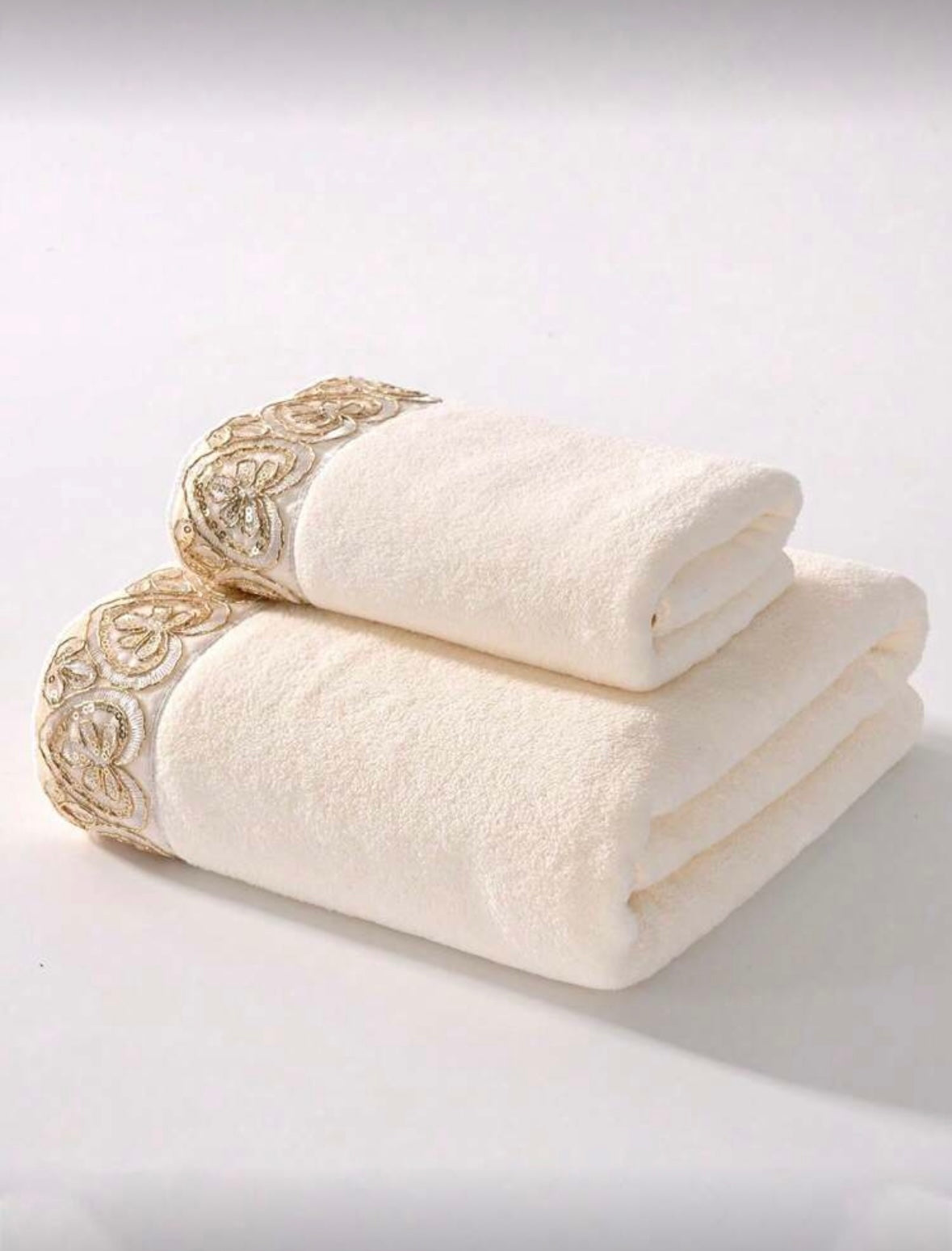 Vonios rankšluosčiai su elegantiška siuvinėta juostele