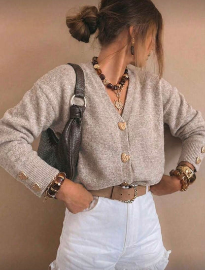 Moteriškas megztinis su širdelės formos sagomis