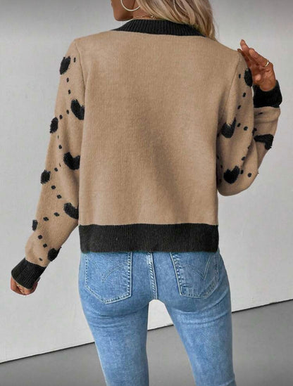 Moteriškas megztinis su širdelių raštu