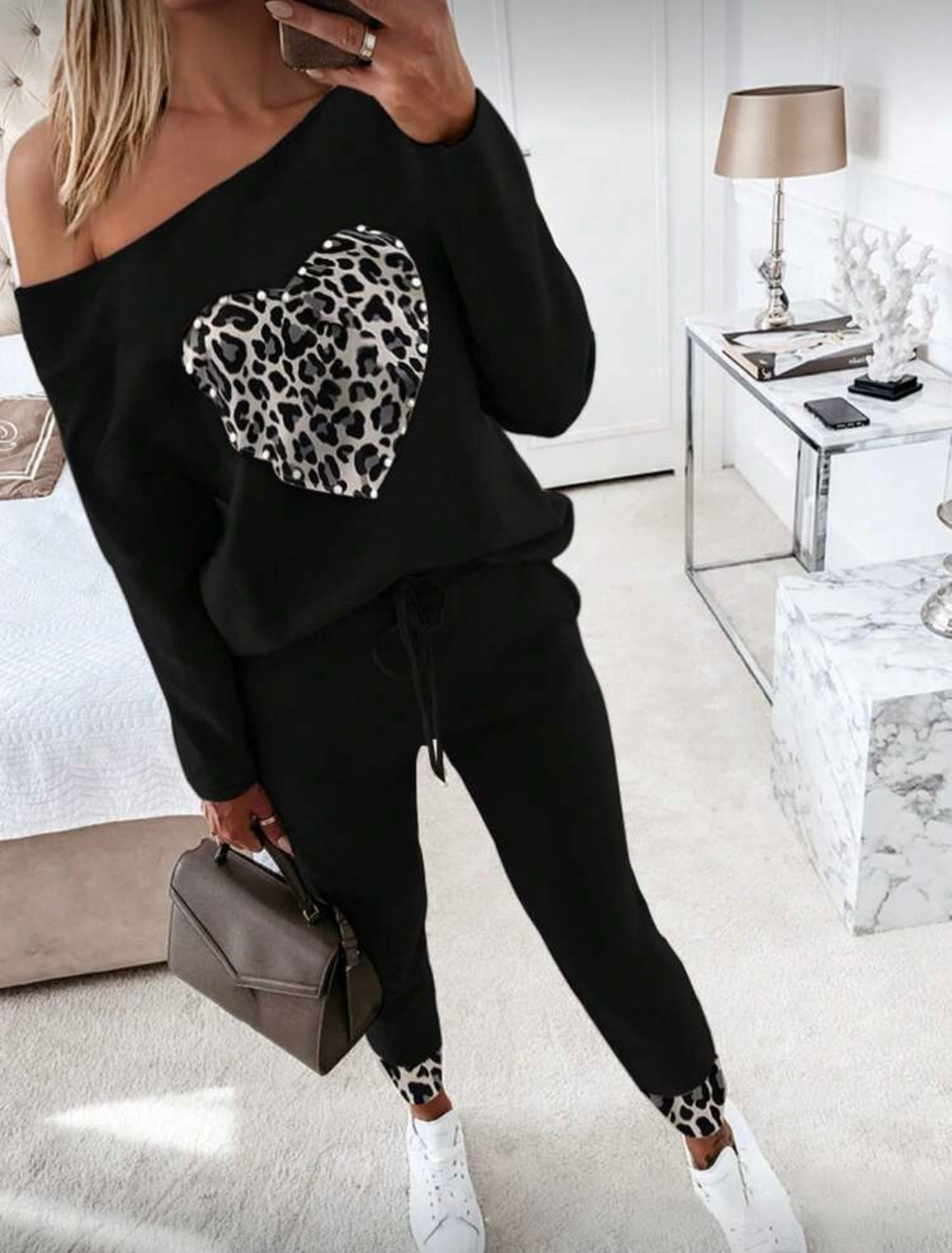 Dviejų dalių laisvalaikio kostiumas su leopardiniu širdies akcentu – juodas