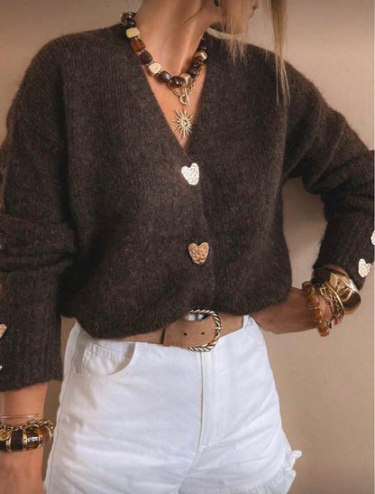 Moteriškas megztinis su širdelės formos sagomis