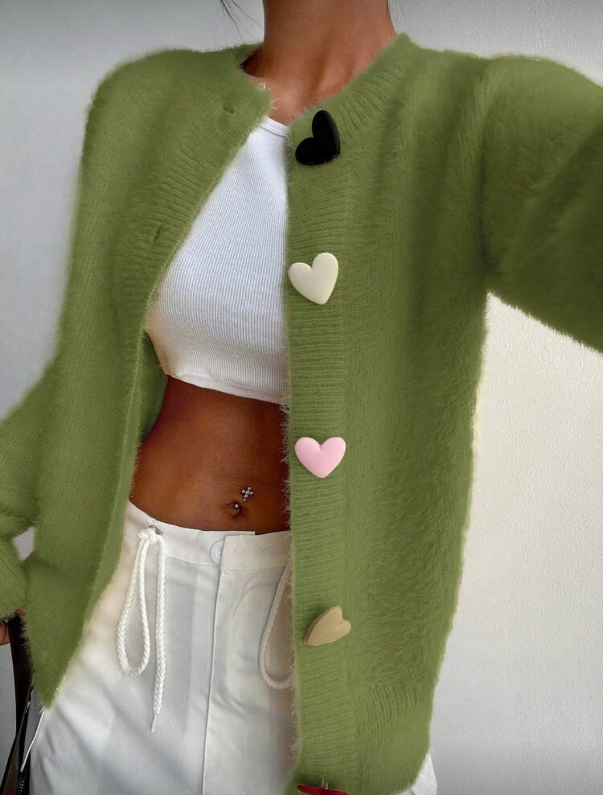 Moteriškas pūkuotas megztinis su spalvotomis širdelės formos sagomis