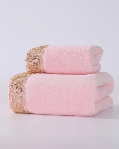 Vonios rankšluosčiai su elegantiška siuvinėta juostele