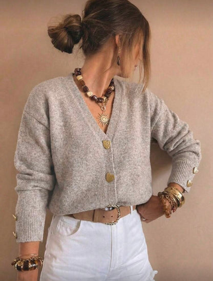 Moteriškas megztinis su širdelės formos sagomis