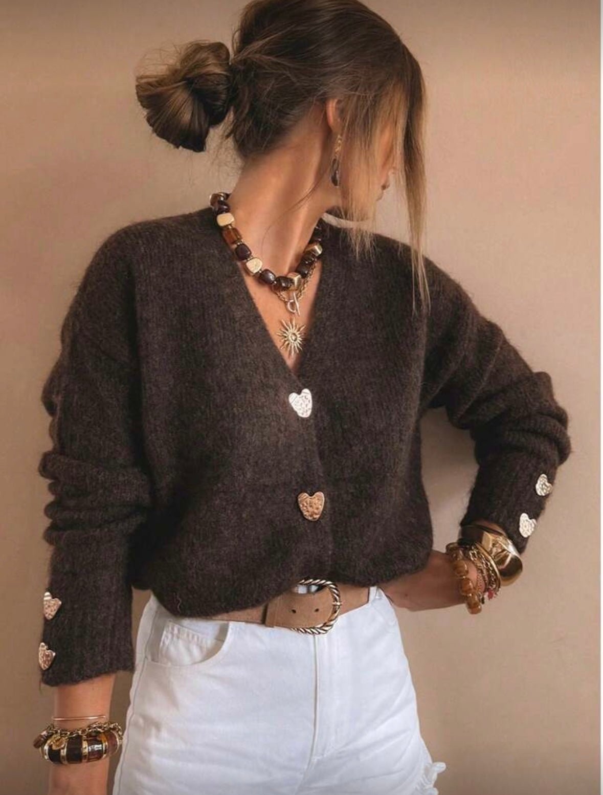 Moteriškas megztinis su širdelės formos sagomis