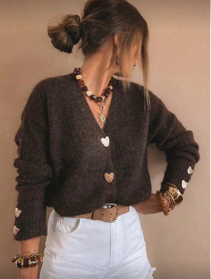 Moteriškas megztinis su širdelės formos sagomis