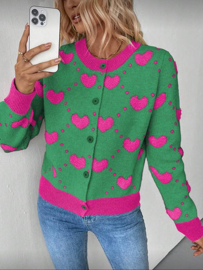 Moteriškas megztinis su širdelių raštu