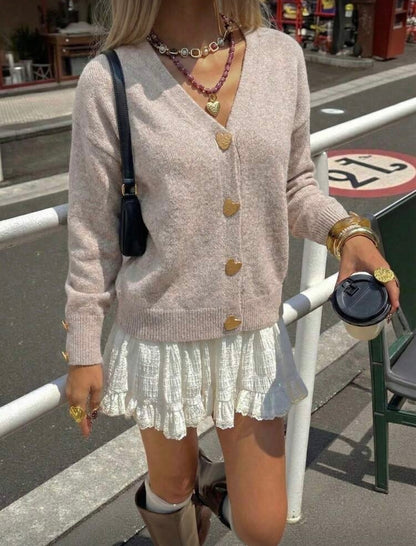 Moteriškas megztinis su širdelės formos sagomis