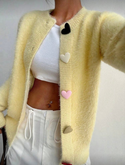 Moteriškas pūkuotas megztinis su spalvotomis širdelės formos sagomis